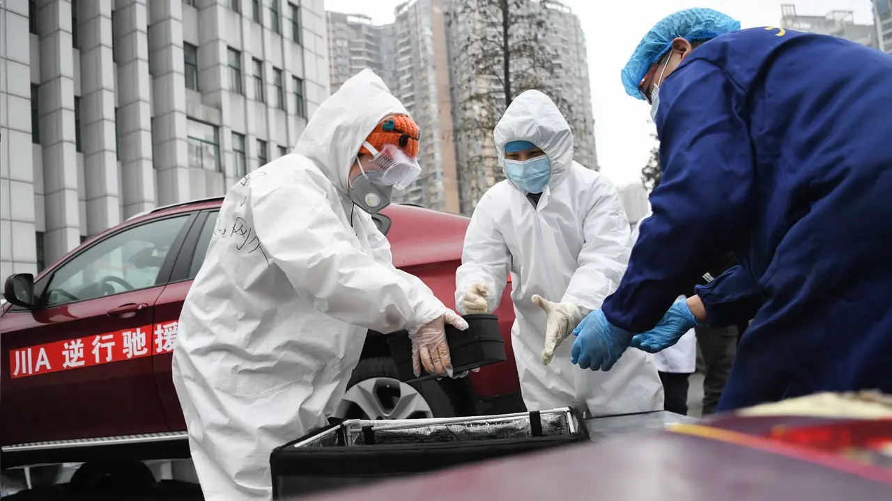 Perjuangan Raincoat Sister Melawan Virus Corona