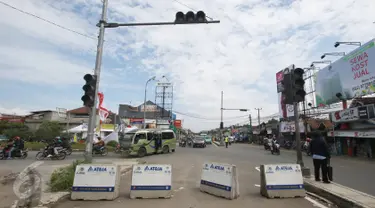 Kendaraan melintas di pertigaan Jatinangor, Sumedang, Jawa Barat, Sabtu (2/7). Mengatasi kepadatan kendaraan pemudik, petugas melakukan sistem pengalihan arus dengan menutup jalur dari arah Sumedang menuju Bandung Kota. (Liputan6.com/Immanuel Antonius)