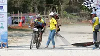 Pebalap ISSI Pangadaran, Chandra Rafsanzani finish pertama Mountain Bike Cross Country Marathon pada Festival Pesona Tanjung Lesung 2017 di Tanjung Lesung, Banten (23/9/2017). MTB XCM tersebut menempuh jarak 48 km. (Bola.com/Nicklas Hanoatubun)