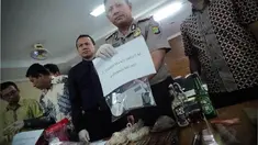 Petugas menunjukan barang bukti dalam penggerebekan di Universitas Nasional (UNAS) di Mapolres Jakarta Selatan, Jumat (15/8/14). (Liputan6.com/Faizal Fanani)