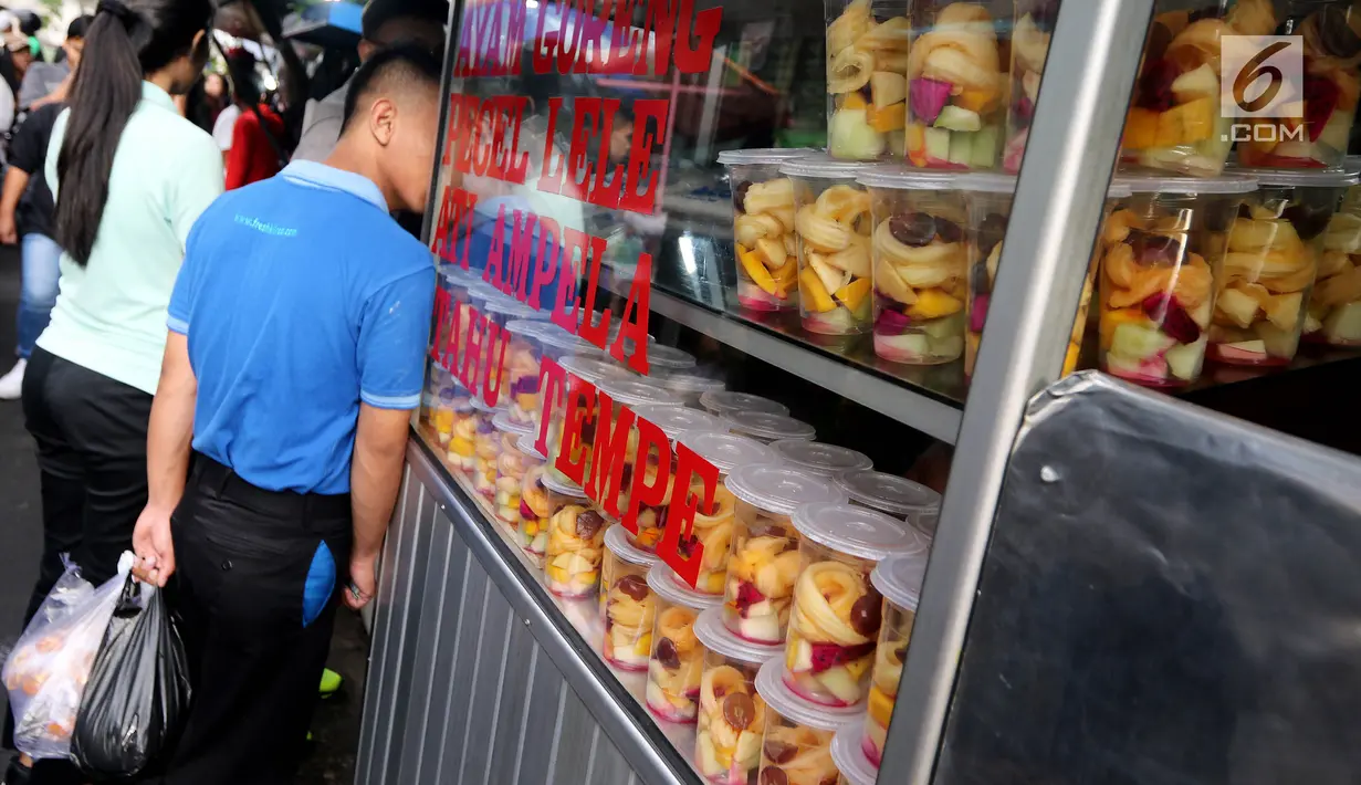 Warga membeli makanan untuk berbuka puasa di Pasar Takjil Kebon Kacang, Jakarta, Senin (29/5). Meski berada di gang sempit di antara gedung-gedung Pasar tersebut menjadi lokasi favorit warga yang bekerja di perkantoran sekitar. (Liputan6.com/Johan Tallo)