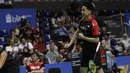 Raket pebulutangkis PB Djarum, Kevin Sanjaya, terlepas saat melakukan smash melawan wakil PBAD di Britama Arena, Jakarta, Rabu (19/12). Kevin Sanjaya/ Akbar Bintang menang 21-9 21-17 atas Aji Firmansyah/Briliant Rachmat. (Bola.com/M Iqbal Ichsan)