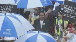 Walau sempat hujan, Sunday Dress Up 2015 tetap berjalan seru. Menteri Pariwisata, Dr.Ir. Arief Yahya cukup semangat mengikuti acara itu, Bundaran HI, Jakarta, Minggu (1/2/2015). (Liputan6.com/Herman Zakharia)