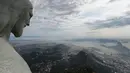Pemandangan yang terlihat dari bahu patung Yesus, puncak Corcovado Hill, di Rio de Janeiro, Brazil (AFP PHOTO/Yasuyoshi CHIBA)