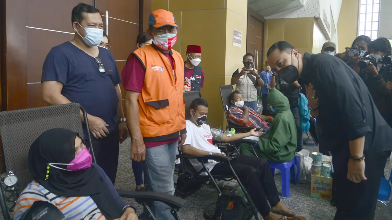 Kegiatan Eri Cahyadi di hari Pertama jadi wali kota Surabaya (Dian Kurniawan/Liputan6.com)