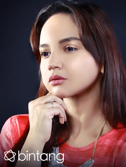 Sayang, keberhasilannya itu tidak bisa disaksikan oleh ayahnya yang telah meninggal dunia enam tahun silam. Angelica ingat betul dengan satu pesan dari ayahnya. (Fotographer: Galih W. Satria , Digital Imaging: Muhammad Iqbal Nurfajri/Bintang.com)