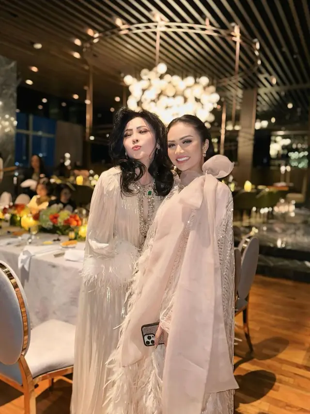 Penampilan Kris Dayanti dengan berbagai gaya busana (credit:instagram.com/krisdayantilemos)