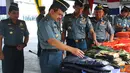 Citizen6, Tanjung Priok: Pangkolinlamil Laksda TNI S.M. Darojatim membuka Latihan SAR dan Sea Survival Kolinlamil 2012 dalam suatu upacara militer bertempat di Dermaga Kolinlamil, Tanjung Priok, Jakarta, Senin (3/9). (Pengirim: Dispenkolinlamil)