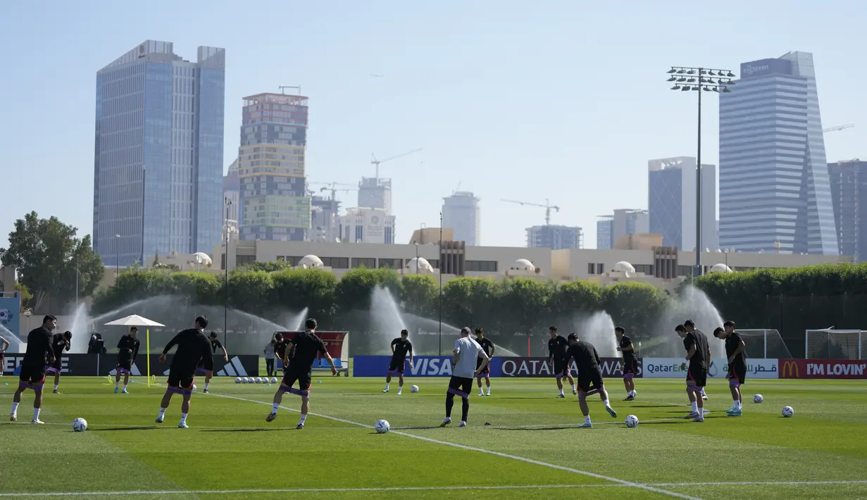 Para pemain Korea Selatan melakukan pemanasan selama sesi latihan tim di Al Egla Training Site 5 di Doha, Qatar, Rabu, 23 November 2022. Korea Selatan akan bertanding melawan Uruguay pada pertandingan perdana Grup H Piala Dunia 2022 Qatar, Kamis (24/11/2022) pukul 20.00 WIB. (AP Photo/Lee Jin-man)