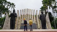 Dalijan (77) dan Kawit (94) mendapat kesempatan untuk memenuhi keinginannya saat berkunjung ke Tugu Proklamasi, Jakarta, Jumat (10/11). Apresiasi ini merupakan program Kementerian BUMN RI dan PT. BNI Tbk pada peringatan Hari Pahlawan. (Liputan6.com/Riki)