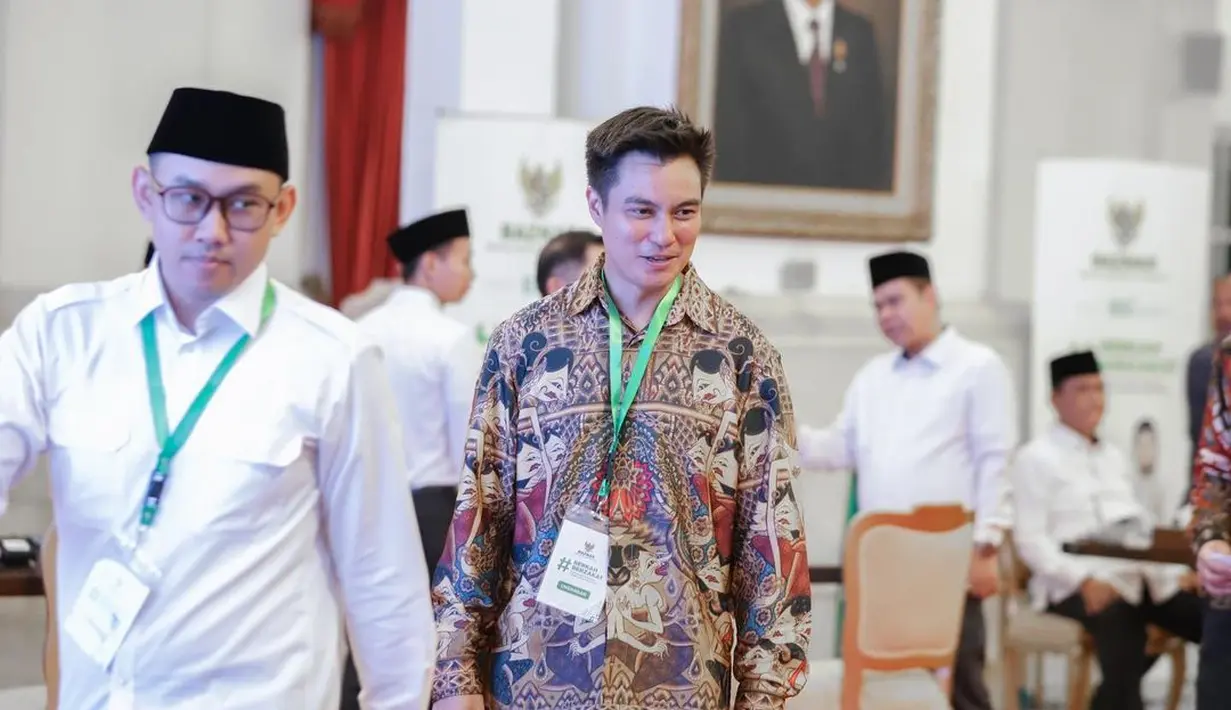 Artis yang juga Youtuber Baim Wong memenuhi undangan dari Istana Negara Jakarta. Suami Paula Verhoeven itu ketemu dengan para petinggi dari Presiden Jokowi, Wakil Presiden Maruf Amin hingga Menteri Pertahanan RI, Prabowo Subianto. [Instagram/baimwong]