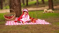 Seorang bayi menjelma menjadi tokoh terkenal Disney, `Red Riding Hood` atau biasa dikenal dengan `si Jubah Merah`.