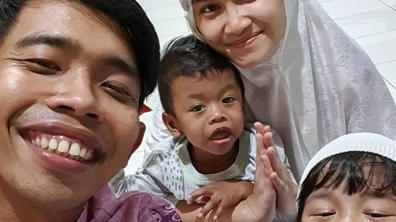 Istri Hamil Anak Ketiga, Ini 6 Potret Keluarga Kecil Dede Sunandar dan Karen