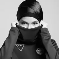 Terry yang bernama lengkap Terryana Fatiah Shahab itu akhirnya memutuskan untuk berhijab. (Facebook Page)