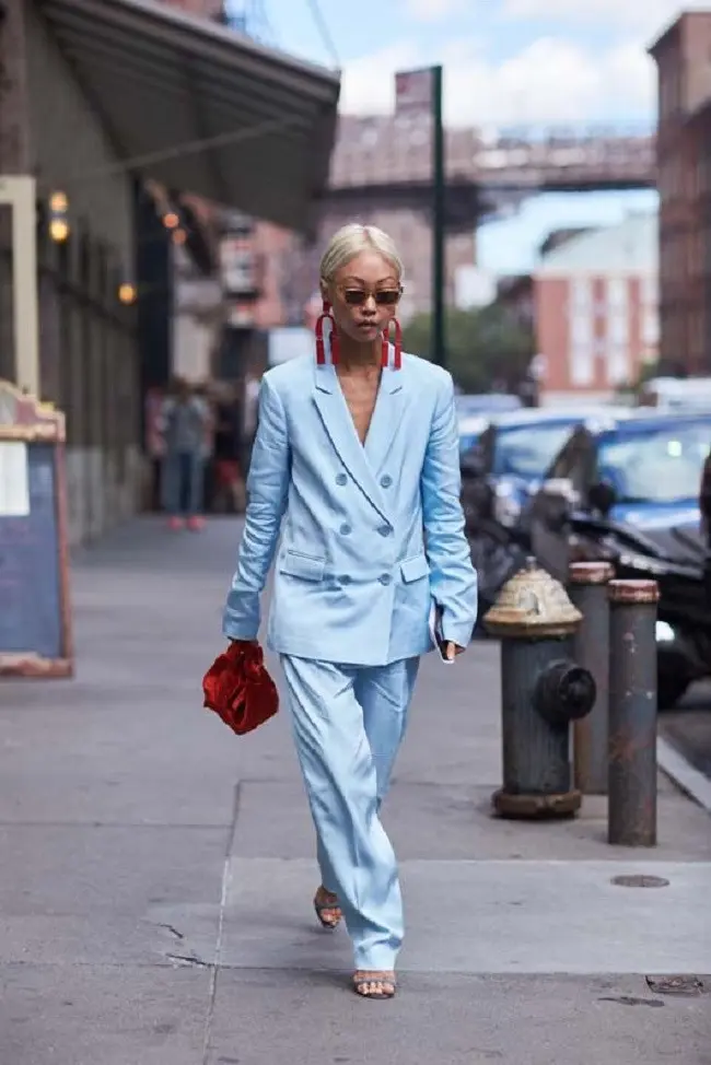 Salah satu tren fashion yang menarik perhatian adalah busana setelan blazer dan celana panjang dengan pilihan warna cerah. (Foto: www.whowhatwear.com)