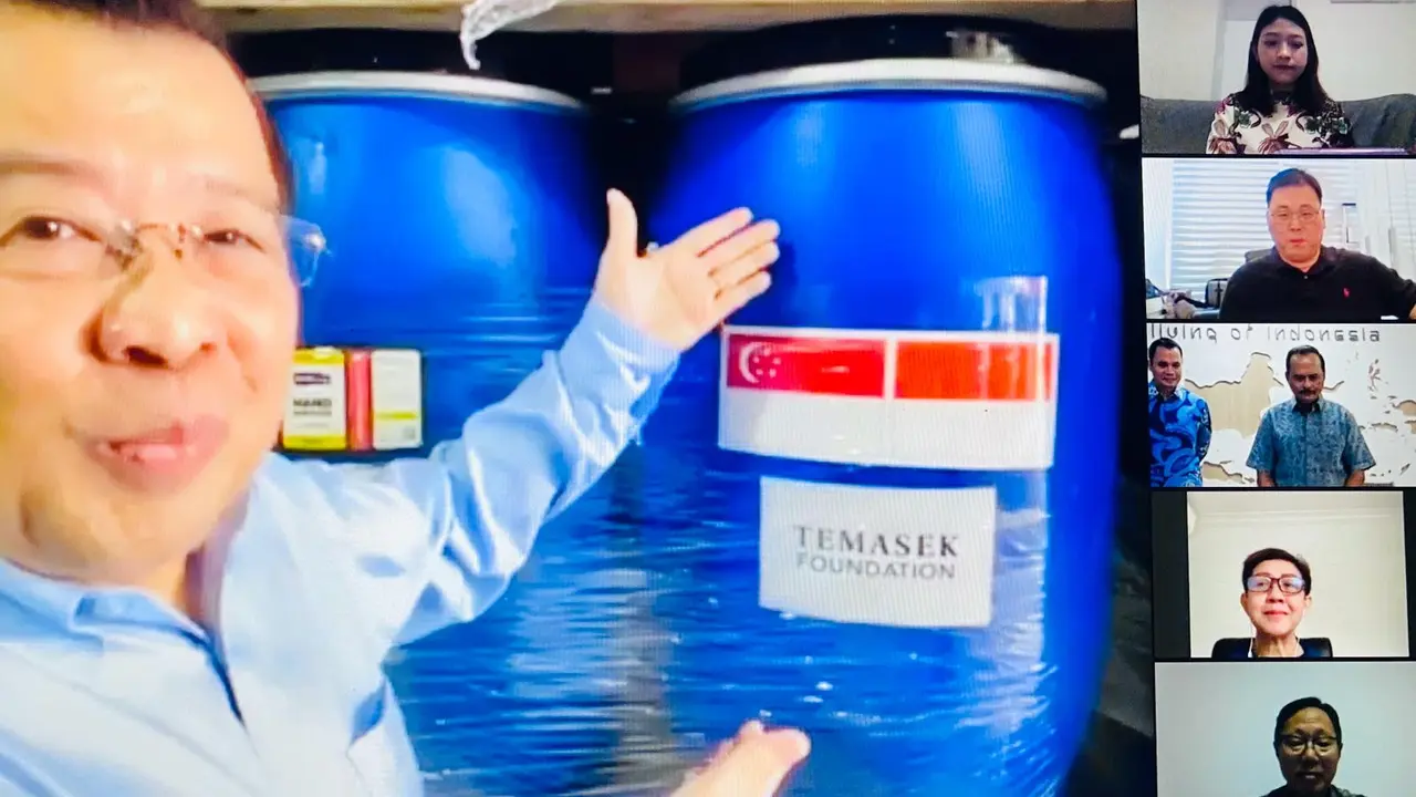 Perusahaan asal Singapura memberi bantuan hand sanitizer untuk Batam dan difasilitasi oleh KBRI setempat.