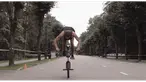 Davis Dudelis atlet sepeda BMX asal Latvia memecahkan rekor dunia dengan tangan dan satu roda saja sejauh 263 meter.