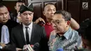 Wakil Ketua DPR Fadli Zon (kanan) memberi keterangan saat menghadiri sidang kedua musisi Ahmad Dhani di PN Jakarta Selatan, Senin (23/4). Ahmad Dhani terancam dengan hukuman enam tahun penjara. (Liputan6.com/Faizal Fanani)
