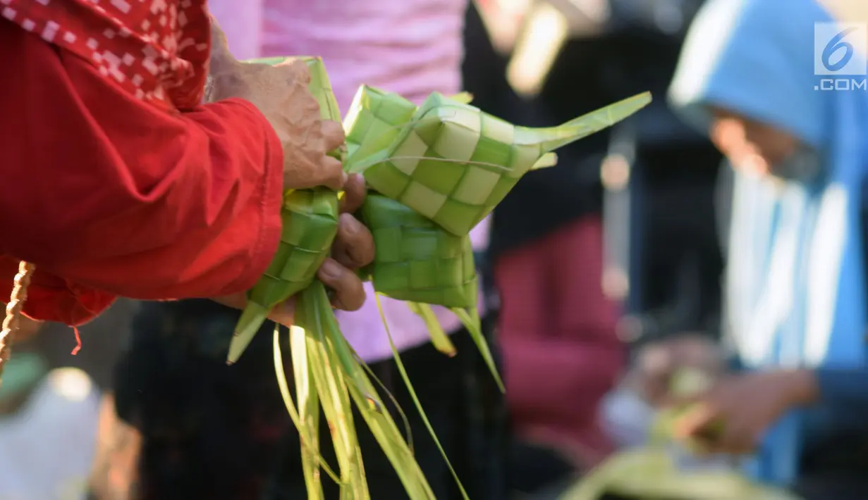 Pedagang dan pembeli bertransaksi kulit cangkang ketupat di Pasar Peterongan Semarang, Jawa Tengah, Kamis (12/6). Warga membeli kulit ketupat yang dijual Rp 12.000 per ikat itu untuk melengkapi aneka masakan khas Lebaran. (Liputan6.com/Gholib)