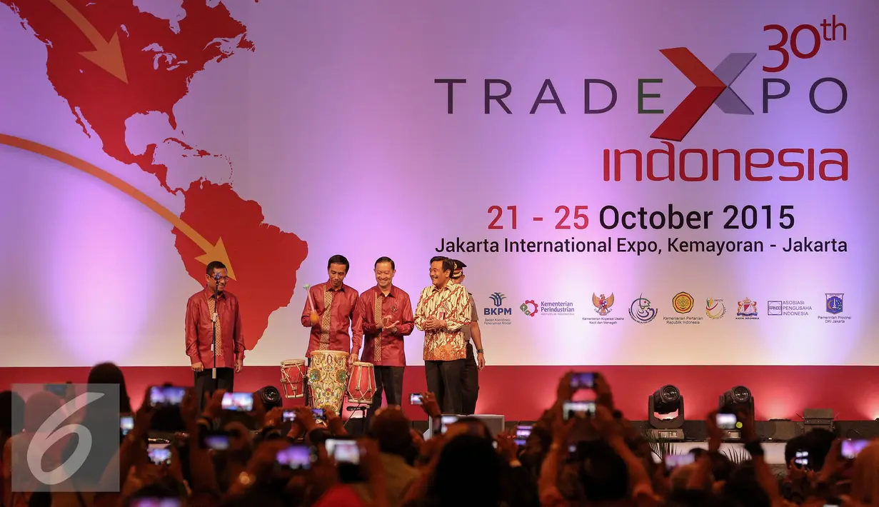 Presiden Joko Widodo saat membuka pameran Trade Expo Indonesia (TEI) ke-30 Tahun 2015 di Jakarta, Rabu (21/10/2015). Pameran menghadirkan usaha skala mikro, kecil, menengah hingga besar berlangsung dari 21-25 Oktober 2015. (Liputan6.com/Faizal Fanani)