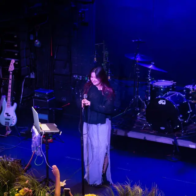 6 Inspirasi Outfit Stephanie Poetri Pakai Rok, Kasual hingga Edgy
