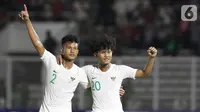 Pemain Timnas Indonesia U-19, Amiruddin Bagus Alfikri (kanan) bersama Amiruddin Bagas Arrizqi merayakan kemenangan atas Hong Kong pada laga kualifikasi Grup K Piala AFC U-19 2020 di Stadion Madya Gelora Bung Karno, Jakarta, Jumat (8/11/2019). Indonesia unggul 4-0. (Liputan6.com/Helmi Fithriansyah)