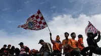 Ribuan The Jakmania, menyaksikan laga ujicoba antara Persija Jakarta melawan Barito Putera di Stadion Bea Cukai, Jakarta, Selasa (5/4/2016). Kedua tim bermain imbang 2-2. (Bola.com/Vitalis Yogi Trisna)