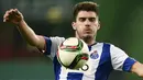 7. Ruben Neves, gelandang Portugal berusia 18 tahun ini piawai dalam urusan mengatur ritme permainan. Kabarnya, MU sudah memberikan penawaran ke Porto sebesar 29 juta pounds atau sekitar Rp 580 miliar. (AFP/Patricia De Melo Moreira)