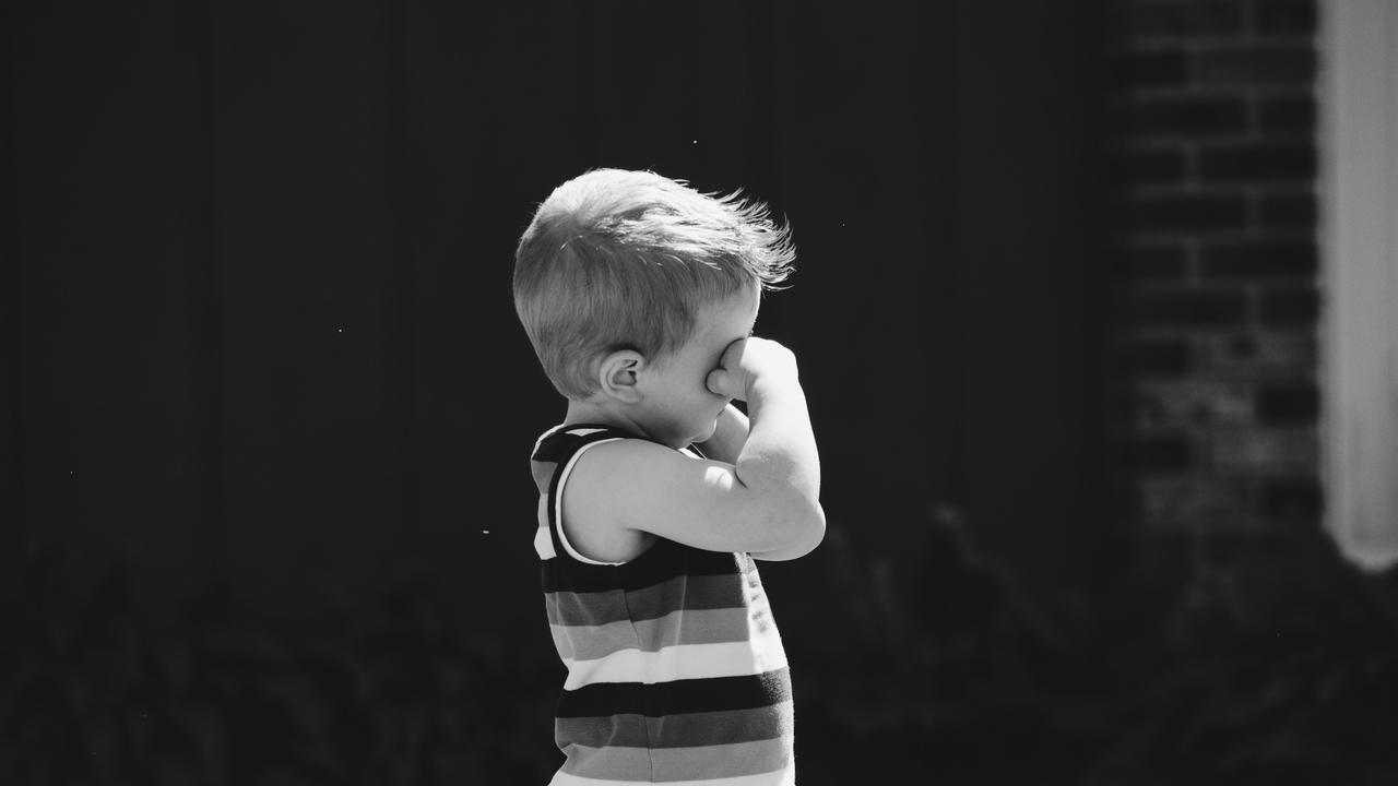 Ilustrasi Anak Laki-Laki yang Sedang Berjuang Melawan Leukemia (Foto: Unsplash/Kelly Sikkema)