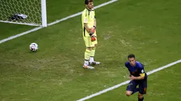 Tiga gol yang berhasil dilesakkan Robin van Persie, dua diantaranya bersarang di gawang juara Piala Dunia 2010, Spanyol, sisanya merobek jala Australia, (19/6/2014). (REUTERS/Fabrizio Bensch)