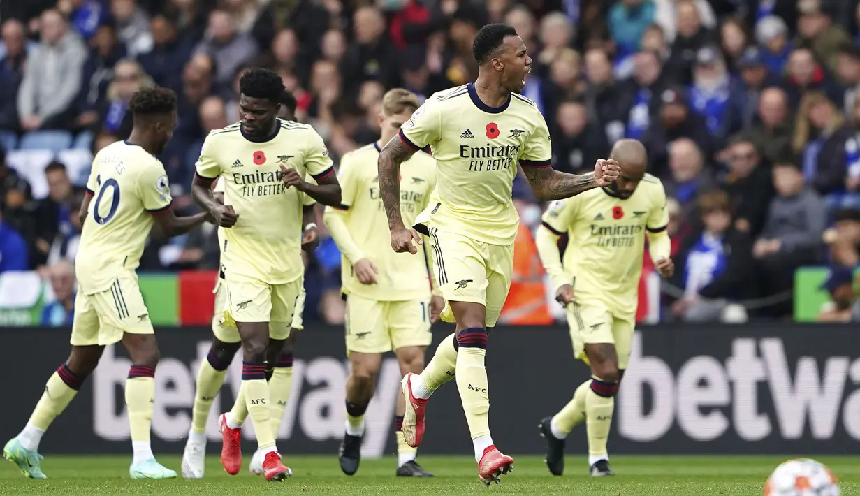 Pemain Arsenal Gabriel Magalhaes melakuan selebrasi usai mencetak gol ke gawang Leicester City pada pertandingan Liga Inggris di Stadion King Power, Leicester, Inggris, 30 Oktober 2021. Arsenal menang 2-0. (Zac Goodwin/PA via AP)