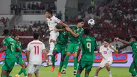 Pemain Timnas Indonesia, Rizki Ridho (kiri) berduel udara dengan pemain Arab Saudi, Saud Abdulhamid dan Faisal Al-Ghamdi pada laga lanjutan putaran ketiga Grup C Kualifikasi Piala Dunia 2026 di Stadion Utama Gelora Bung Karno (SUGBK), Senayan, Jakarta, Selasa (19/11/2024). (Bola.com/Abdul Aziz)
