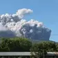 Gunung Lewotobi Laki-Laki erupsi. (Liputan6.com/Ola Keda)