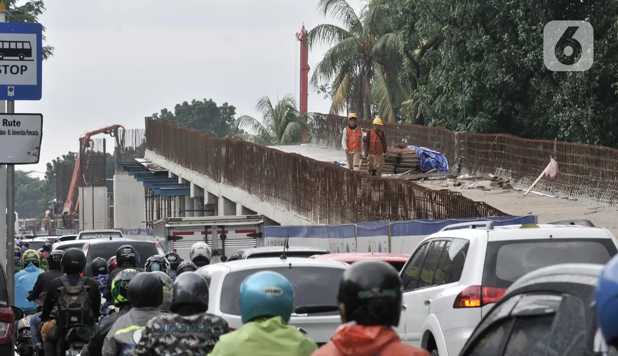 Kendaraan melintasi proyek pembangunan Flyover Lenteng Agung, Jakarta, Rabu (26/2/2020). Proyek jalan layang putar arah yang menghabiskan anggaran Rp140,8 miliar tersebut ditargetkan rampung pada November 2020. (merdeka.com/Iqbal S Nugroho)