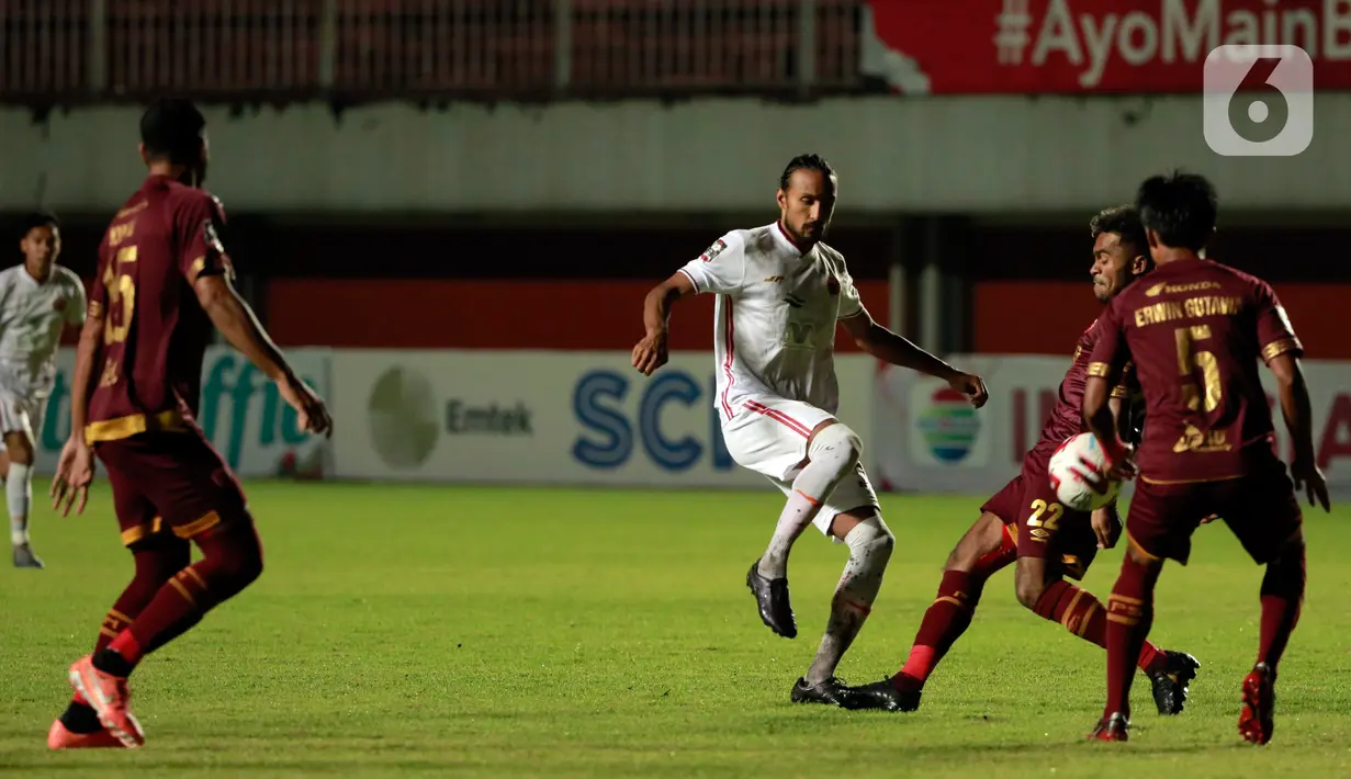 Pemain Persija Jakarta, Rohit Chand (tengah) mengontrol bola dibayangi pemain PSM Makassar, Yakob Sayuri dalam pertandingan semifinal leg pertama Piala Menpora 2021 di Stadion Maguwoharjo, Sleman, Kamis (15/4/2021). PSM Makassar vs Persija Jakarta bermain imbang 0-0. (Bola.com/Ikhwan Yanuar)