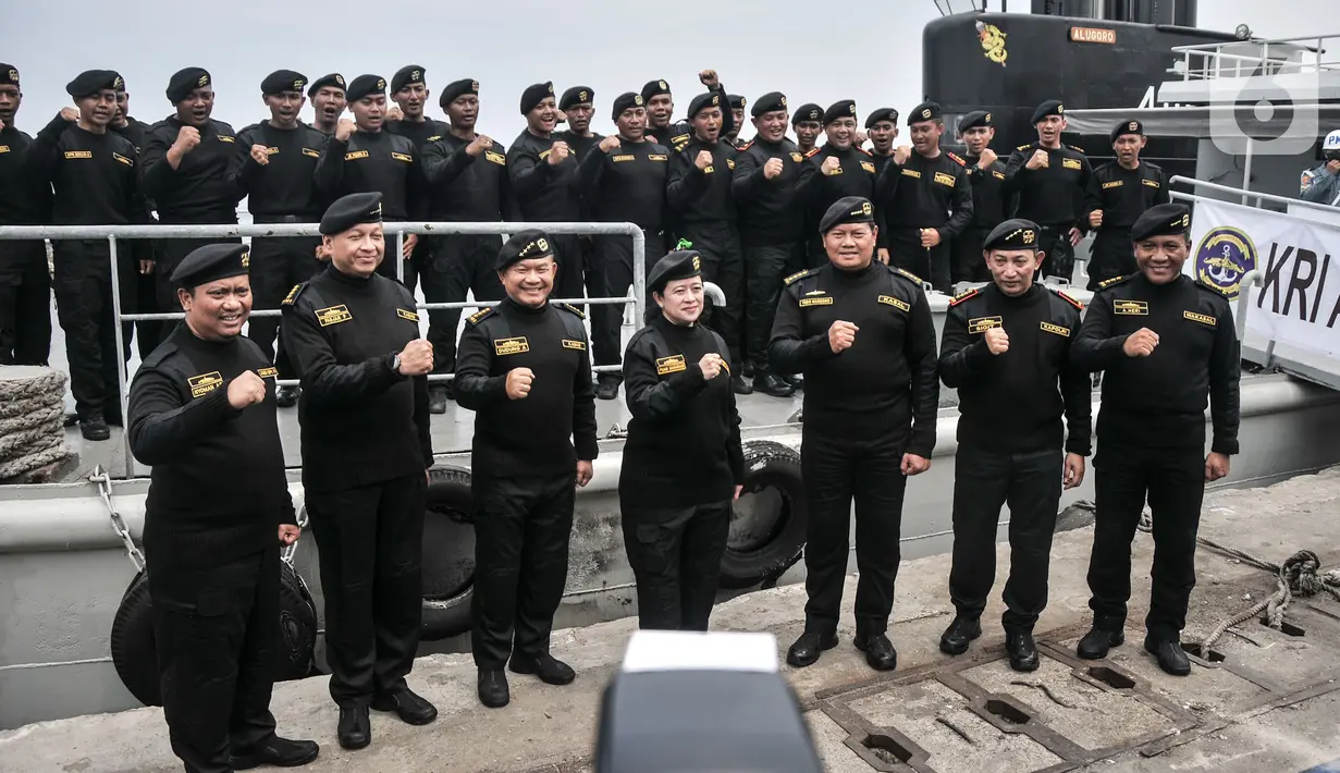 Kepala Staf Angkatan Laut (Kasal) Laksamana TNI Yudo Margono didampingi Ketua DPR RI Puan Maharani, anggota BPK RI Adhi Suryadyana, Kapolri Jenderal Pol Listyo Sigit Prabowo, Kepala Staf Angkatan Darat (Kasad) Jenderal TNI Dudung Abdurachman, Kasau Marsekal TNI Fadjar Prasetyo, dan Wakasal Laksamana Madya TNI Ahmadi Heri Purwono saat foto bersama usai penyematan brevet Hiu Kencana di kapal selam KRI Alugoro-405, Dermaga 100, Tanjung Priok, Jakarta Utara, Senin (28/11/2022). (merdeka.com/Iqbal S Nugroho)