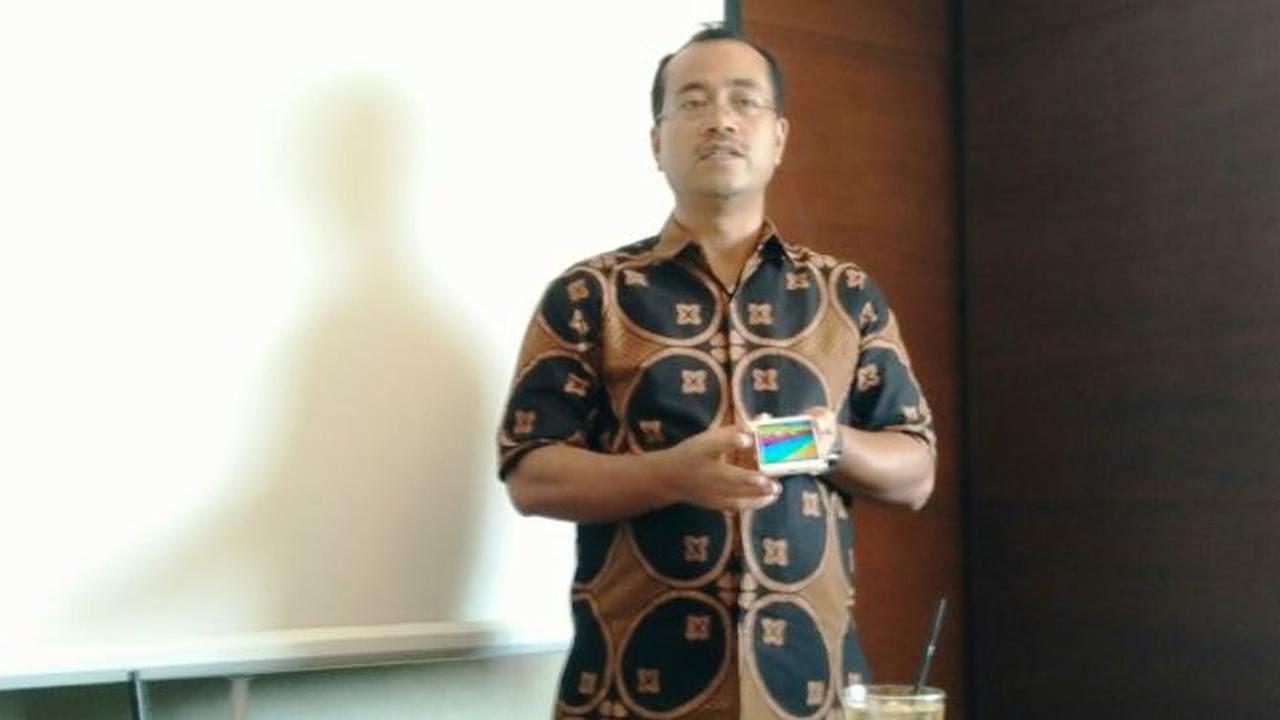 Sukoco Purwokardjono, Head of Smartphone Smartfren, memamerkan ponsel Andromax R2 yang mendukung layanan VoLTE Smartfren di Jakarta, Rabu (17/2/2016), ponsel ini akan diluncurkan 19 Februari 2016.