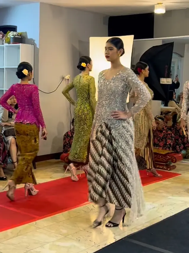 Gaya Anggun Almira Putri AHY dan Annisa Pohan Dibalut Kebaya saat Graduations Sekolah Modelling. [@kimmyjayantischool]