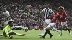 Gelandang Manchester United, Henrikh Mkhitaryan, menendang bola ke gawang West Bromwich Albion. Manchester United gagal menang meski menguasai 75 persen penguasaan bola. (AFP/Oli Scarff)