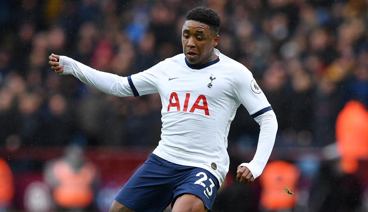 4. Steven Bergwijn (Tottenham) - Steven Bergwijn tidak membutuhkan waktu lama untuk memberikan dampak untuk klubnya. Pemain 22 tahun ini mencetak gol pada laga debut saat Tottenham mengalahkan Manchester City di ajang Premier League. (AFP/Justin Tallis)