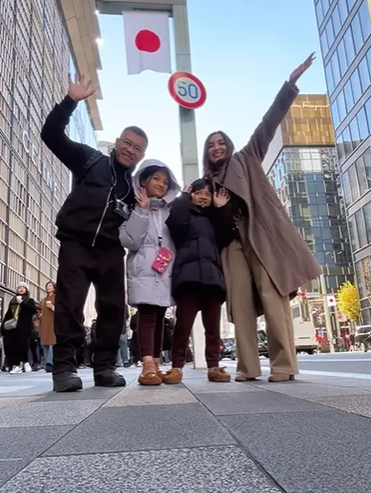 Bersama anak-anak, Ashanty dan Anang Hermansyah tampil serasi kenakan outfit musim dingin monokrom. Ashanty kenakan outfit serba cokelat sedangkan Anang pilih kenakan outfit serba hitam [@ashanty_ash]