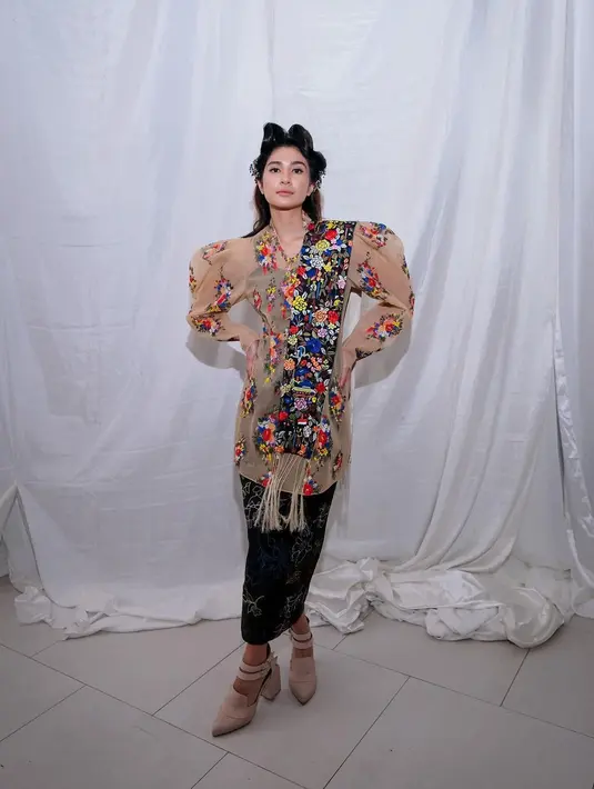 Mikha Tambayong kenakan kebaya modifikasi dari Mel Ahyar. Kebaya ini menampilkan lengan bervolume dan kerah mandarin [@miktambayong]