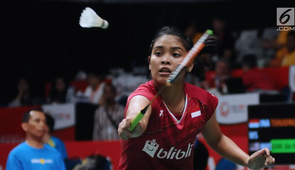 Tunggal putri Indonesia, Gregoria Mariska Tunjung mengembalikan kok ke arah Goh Jin Wei (Malaysia) pada babak pertama Indonesia Masters 2018 di Istora Senayan, Jakarta, Rabu (24/1). Gregoria kalah 14-21, 21-19, 12-21. (Liputan6.com/Helmi Fithriansyah)