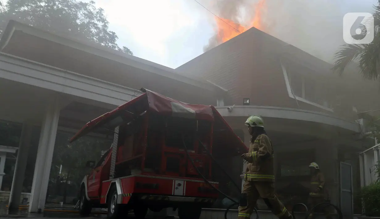 Satu unit rumah di kawasan Menteng, Jakarta Pusat (Jakpus) hangus terbakar. (Liputan6.com/Herman Zakharia)
