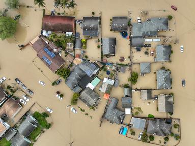 Banjir menutupi sebagian besar Lembah Pájaro, California, Amerika Serikat, 12 Maret 2023. Badai menyebabkan tanggul di sepanjang Sungai Pájaro jebol sehingga membuat air menggenangi rumah, bisnis, serta menyebabkan ribuan orang tanpa perlindungan. (Shae Hammond/Bay Area News Group via AP)