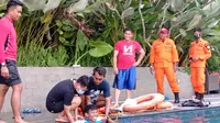 Kantor SAR Kendari melatih belasan karyawan hotel di Kendari memberikan pertolongan pertama pada pengunjung hotel yang mengalami kecelakaan.(Liputan6.com/Ahmad Akbar Fua)