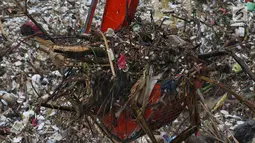 Alat berat (becko) beroperasi mengangkut sampah yang menumpuk di Pintu Air Manggarai, Jakarta, Rabu (24/4). Tingginya curah hujan di Bogor membuat sampah yang berasal kebanyakan dari sampah rumah tangga ini terbawa arus sungai menumpuk di Pintu Air Manggarai. (Liputan6.com/Johan Tallo)