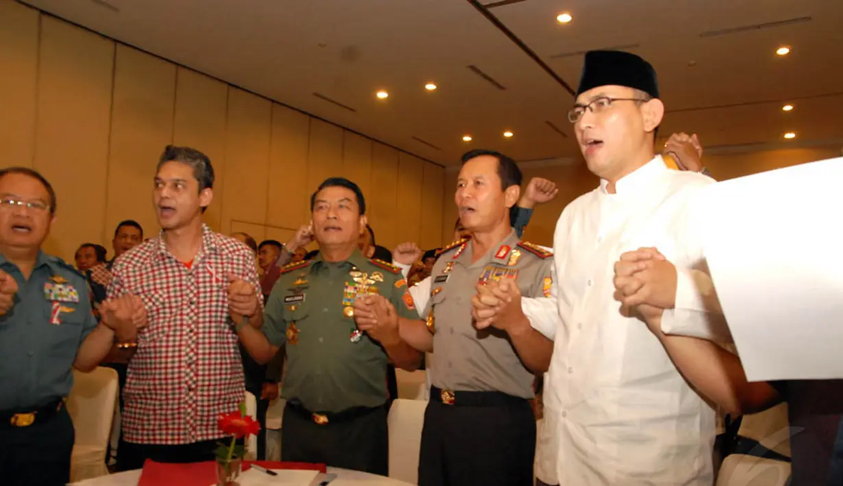 Panglima TNI Jenderal Moeldoko dan Kepala Polri Jenderal Sutarman serta para relawan dari kedua pasangan saling menggandeng tangan saat acara deklarasi damai, di Balai Kartini, Jakarta, (20/7/14) (Liputan6.com/Miftahul Hayat)
