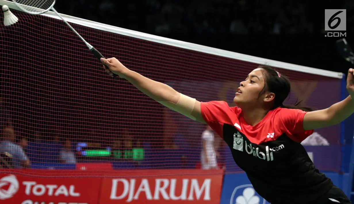 Tunggal Putri Indonesia, Gregoria Mariska Tunjung mengembalikan kok ke arah Tai Tzu Ying (Taiwan) di Babak Kedua Indonesia Open 2017 di JCC Plenary Hall, Jakarta, Kamis (15/6). Gregoria kalah 13-21, 16-21. (Liputan6.com/Helmi Fithriansyah)