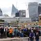 Warga antre untuk memberikan penghormatan kepada mendiang Ratu Elizabeth II selama Lying-in State di Westminster Hall, London, Inggris, 15 September 2022. Sebelumnya, pemerintah telah menekankan bahwa antrean orang-orang untuk memberikan penghormatan terakhir kepada Ratu Elizabeth II akan terus mengular &ndash; dengan sedikit kesempatan untuk beristirahat atau duduk. (AP Photo/Martin Meissner)